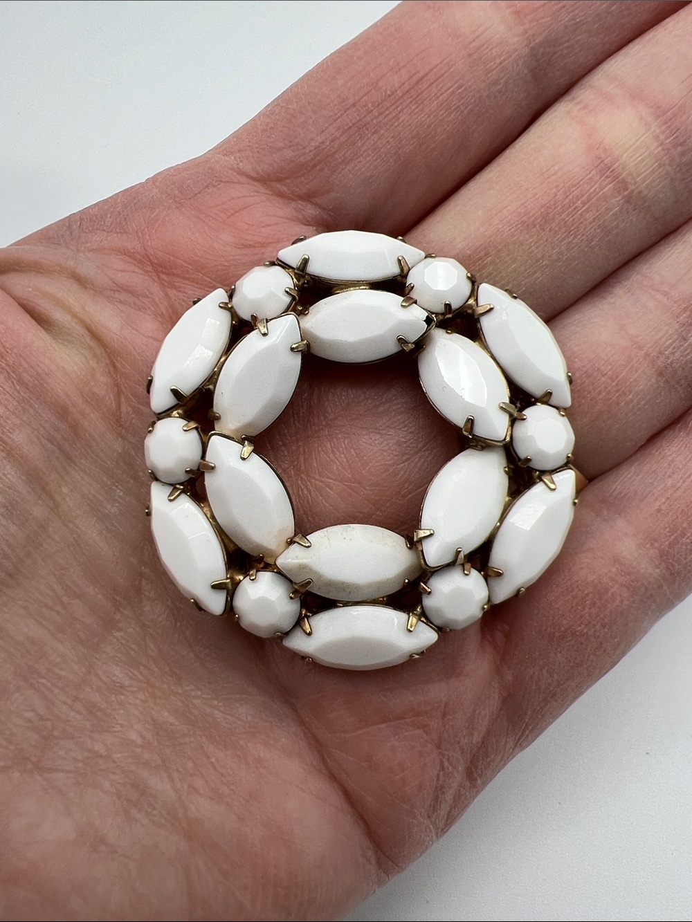 VTG White Wreath Brooch • Milk Glass • Gold Tone - Picture 4 of 5